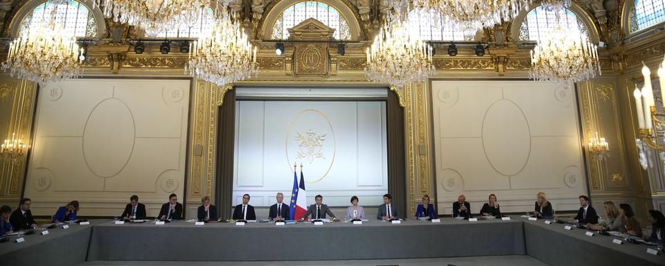 Emmanuel Macron à l'ouverture du premier Conseil des ministres de la nouvelle équipe gouvernementale. [Keystone - EPA/Christophe Ena]