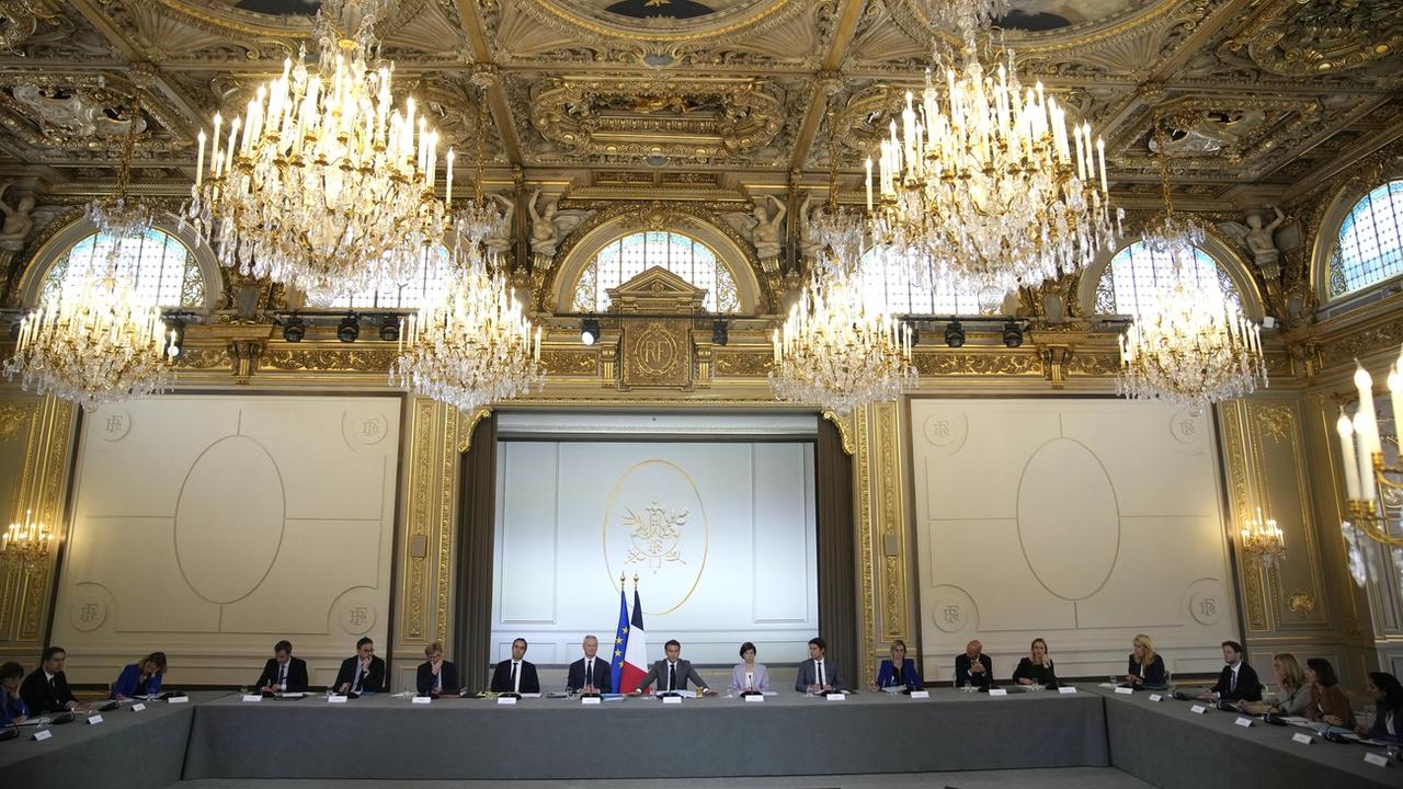 Emmanuel Macron à l'ouverture du premier Conseil des ministres de la nouvelle équipe gouvernementale. [Keystone - EPA/Christophe Ena]