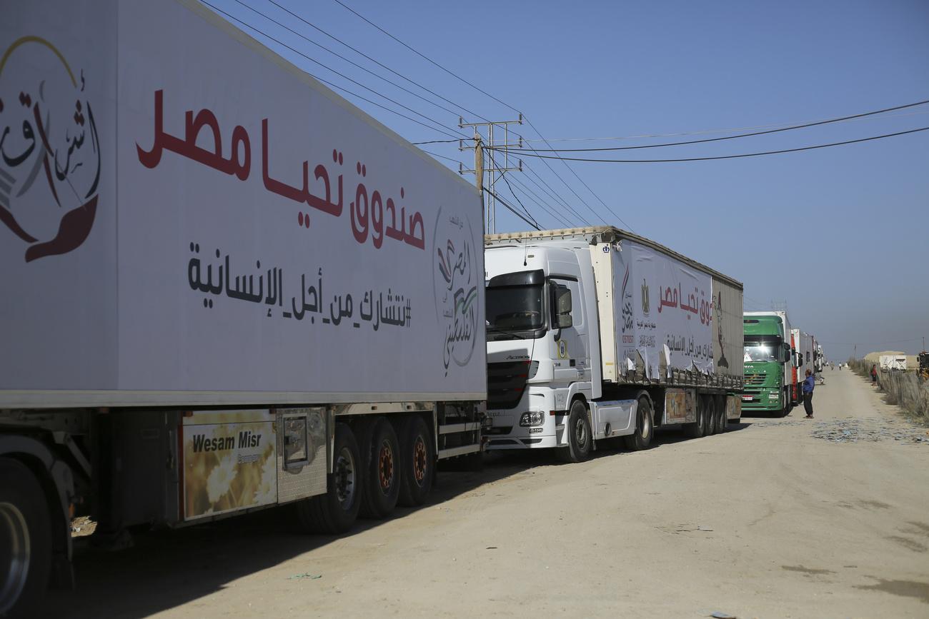Des camions d'aide humanitaire profitent de la trêve pour entrer dans la bande de Gaza. [Keystone - AP Photo/Hatem Ali]