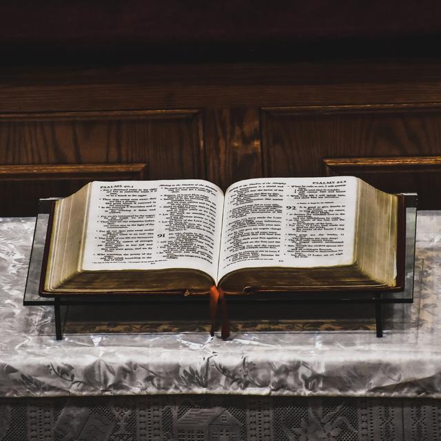 La bible dans chaire d'une église. [Depositphotos - ©Dhdezvalle]