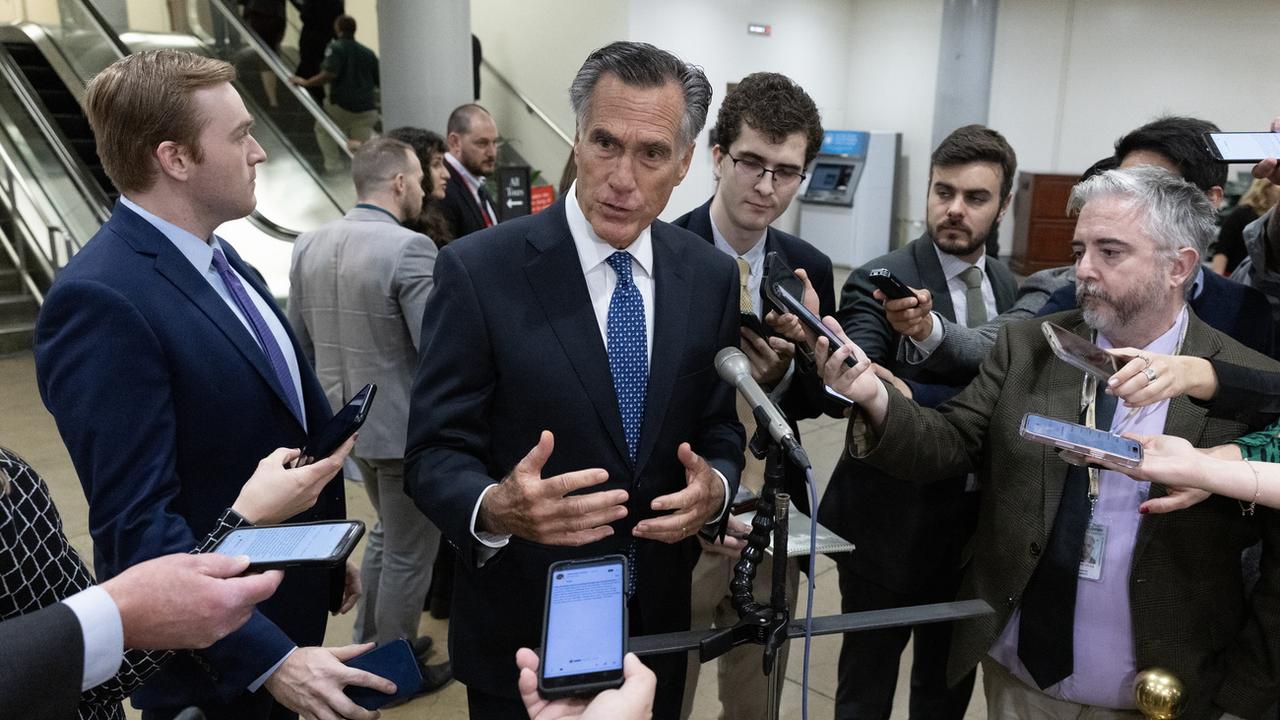 Le sénateur républicain Mitt Romney devant les médias pour parler de l'aide à l'Ukraine. [Keystone - Michael Reynolds]