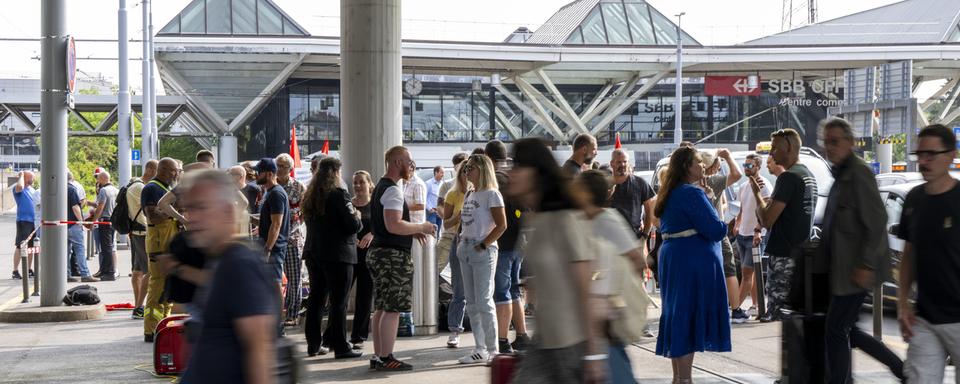 Une soixantaine de vols ont été annulés vendredi matin à l'aéroport de Genève, qui a décidé d'arrêter temporairement les opérations entre 06h00 et 10h00 en raison d'une grève du personnel. [Keystone - Martial Trezzini]