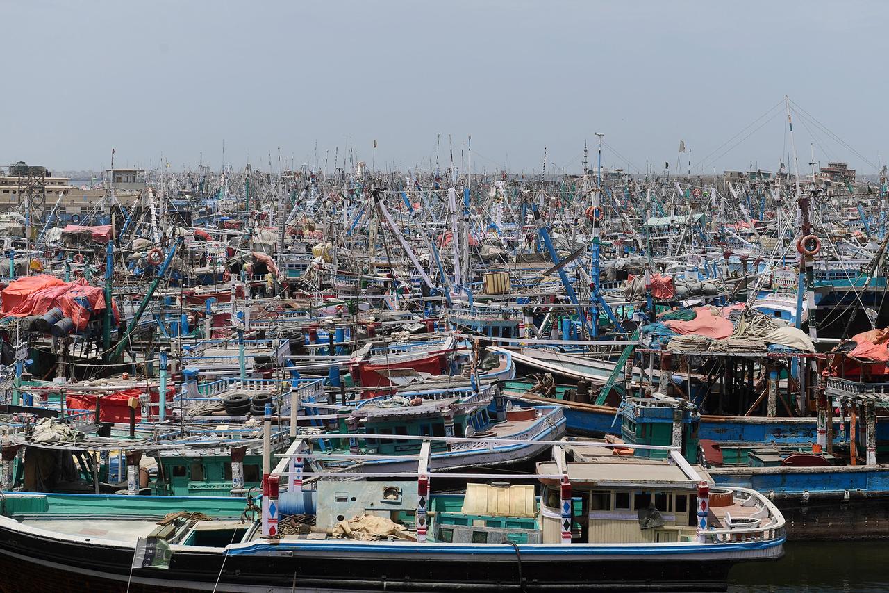 Par précaution, les bateaux de pêches sont amarrés dans le port de Karachi avant le passage du cyclone Biparjoy. [AFP - ASIF HASSAN]