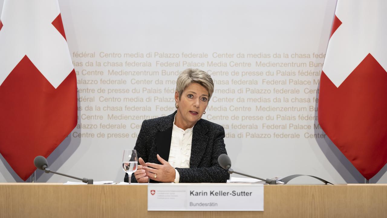 La conseillère fédérale Karin Keller-Sutter, photographiée ici le 15 février 2023 en conférence de presse à Berne. [Keystone - Anthony Anex]