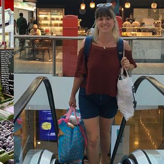 Sylvie Collomb (à gauche), au marché à Lausanne et Caroline Martin, au centre commercial Les Cygnes à Genève. [RTS - Mathieu Henderson/Céline Fontannaz]