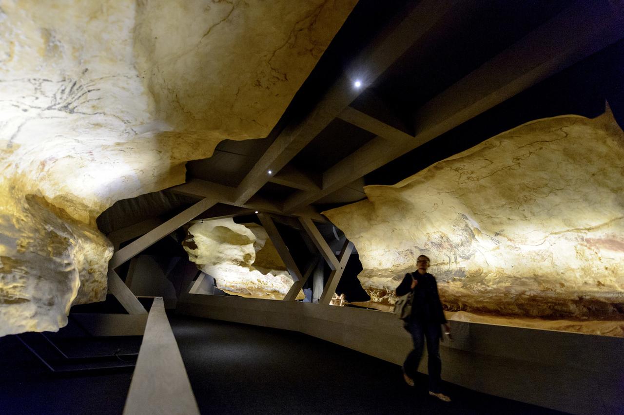 La grotte de Lascaux est fermée au public pour éviter les dégradations. Mais les amateurs de fresques préhistoriques peuvent visiter plusieurs reproductions grandeur nature, dont l'une itinérante, qui avait fait escale à Genève en 2015. [Keystone - Martial Trezzini]