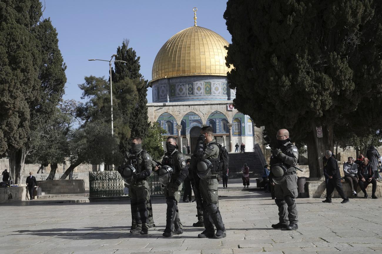 La police israélienne est déployée dans l'enceinte de la mosquée Al-Aqsa à Jérusalem le mercredi 5 avril 2023. [Keystone - AP Photo/Mahmoud Illean]