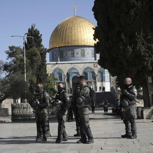 La police israélienne est déployée dans l'enceinte de la mosquée Al-Aqsa à Jérusalem le mercredi 5 avril 2023. [Keystone - AP Photo/Mahmoud Illean]