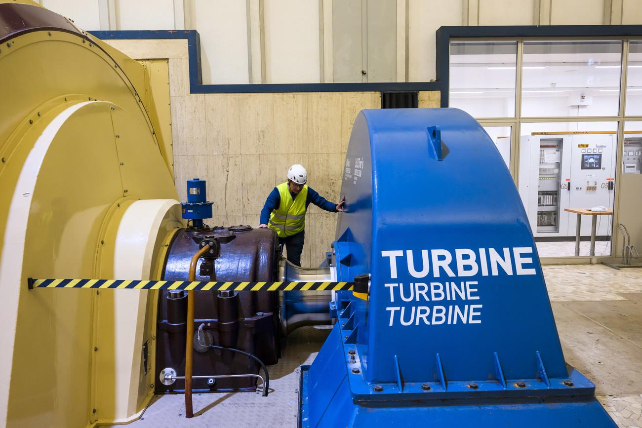 Pierre-Antoine Micheloud, le responsable de la centrale de Nendaz, inspecte une turbine lors de la présentation à la presse de la remise à neuf des installations de la Grande Dixence, le 20 octobre 2023. [Keystone - Jean-Christophe Bott]