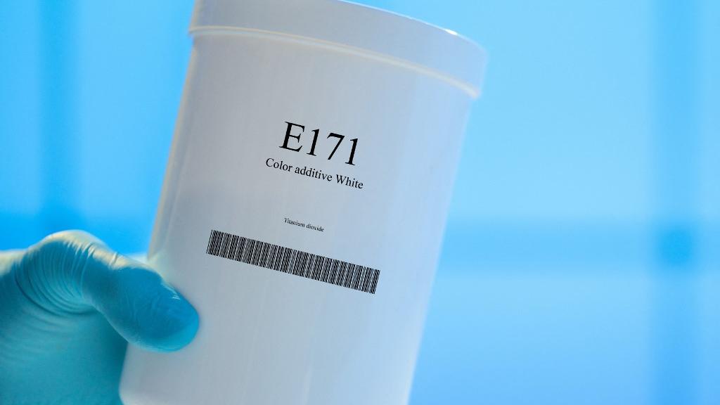 Aussi appelé E171, le dioxyde de titane est une poudre blanche qui était utilisée dans les confiseries et les cosmétiques notamment. [afp - Wladimir Bulgar]