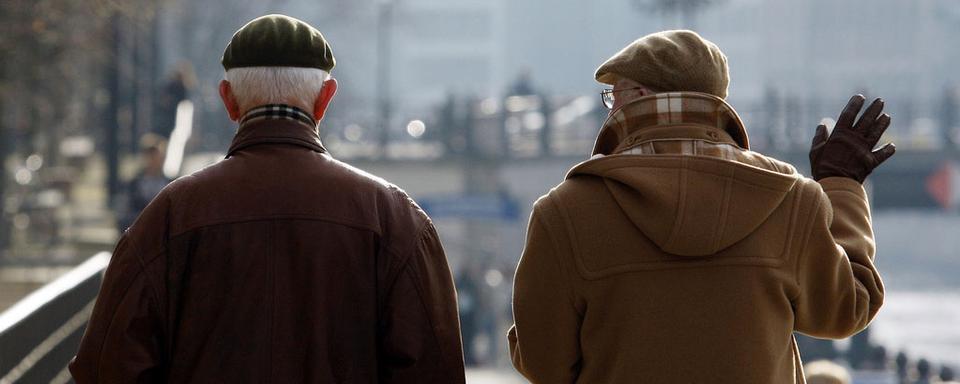 Deux personnes âgées qui marchent et discutent. [AP/Keystone - Franka Bruns]