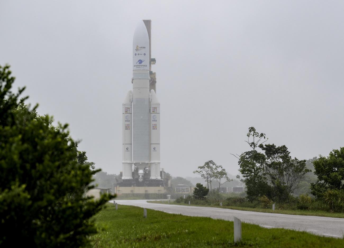 La fusée Ariane 5 lors du lancement du télescope James Webb, le 23 décembre 2021. Le lanceur de l'ESA doit être remplacé par un modèle de sixième génération. Mais la mise en service de celui-ci a pris du retard. [KEYSTONE - EPA/NASA]