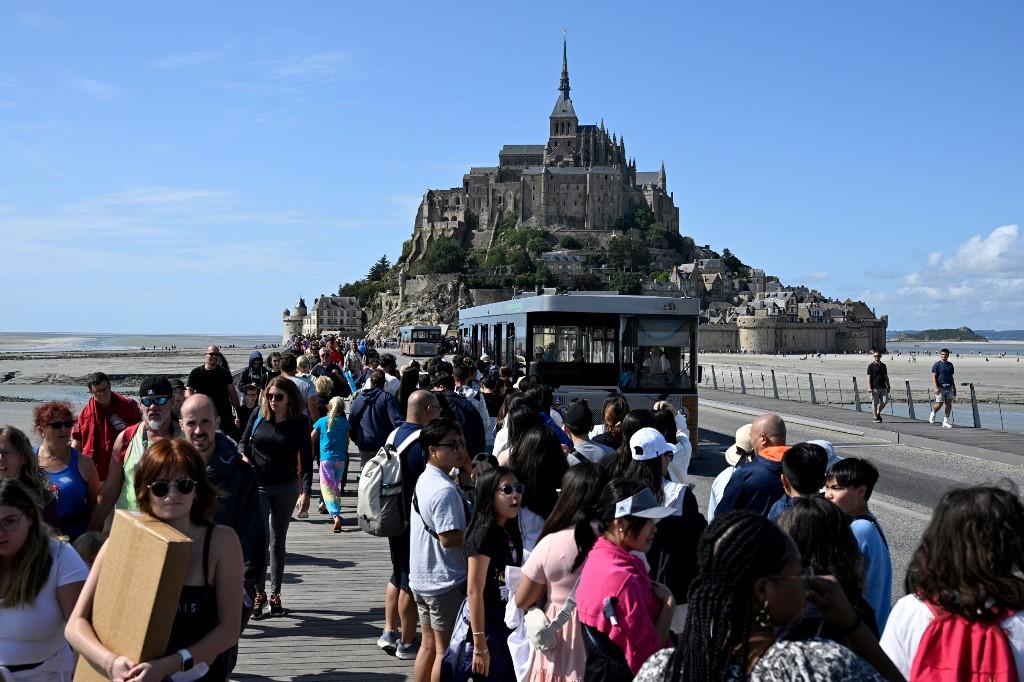 Principale attraction touristique française après la ville de Paris, Le Mont-Saint-Michel est fréquenté au milieu de la journée, mais boudé le soir. [AFP - Damien Meyer]