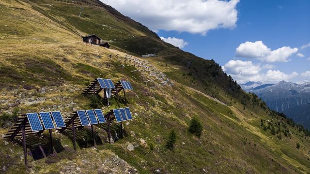 Dépôt du référendum valaisan contre les mégaprojets solaires alpins. [KEYSTONE - JEAN-CHRISTOPHE BOTT]