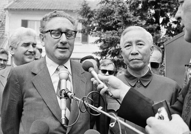 Henry Kissinger a mené des négociations secrètes avec Le Duc Tho pour mettre fin à la guerre du Vietnam. [Keystone - Michel Lipchitz - AP Photo]