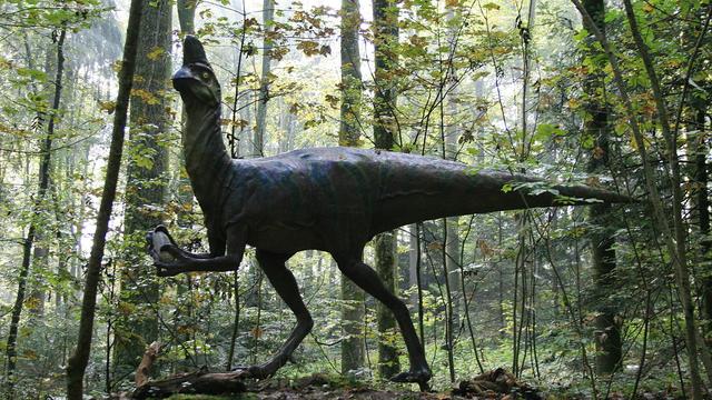 Vac Dino 3/5 - Statue de dinosaure au parc de Réclère. [CC-BY-SA-3.0 - Badener]