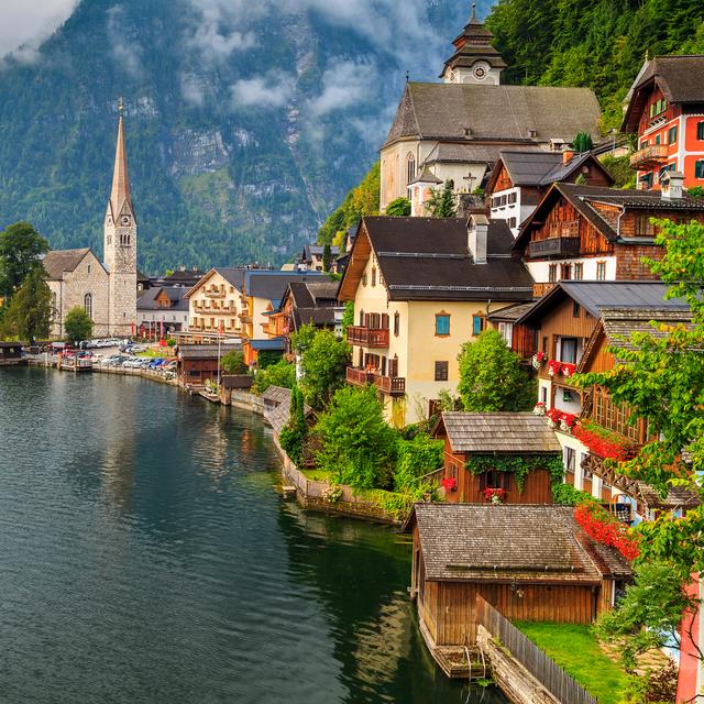 Beau village historique avec lac alpin, Hallstatt, région de Salzkammergut, Autriche. [Depositphotos - ©Janoka82]