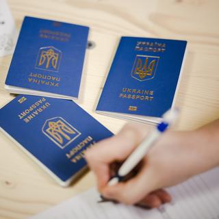 Le Conseil fédérale prolonge les "permis S" de la population ukrainienne réfugiée en fixant des exigences d'intégration pour faire augmenter le taux d'emploi à 40% d'ici fin 2024. [Keystone - Valentin Flauraud]