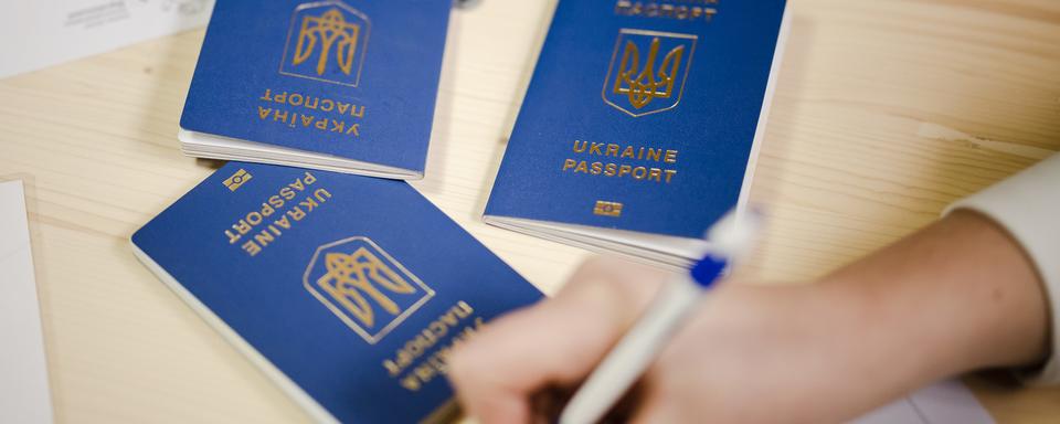 Le Conseil fédérale prolonge les "permis S" de la population ukrainienne réfugiée en fixant des exigences d'intégration pour faire augmenter le taux d'emploi à 40% d'ici fin 2024. [Keystone - Valentin Flauraud]