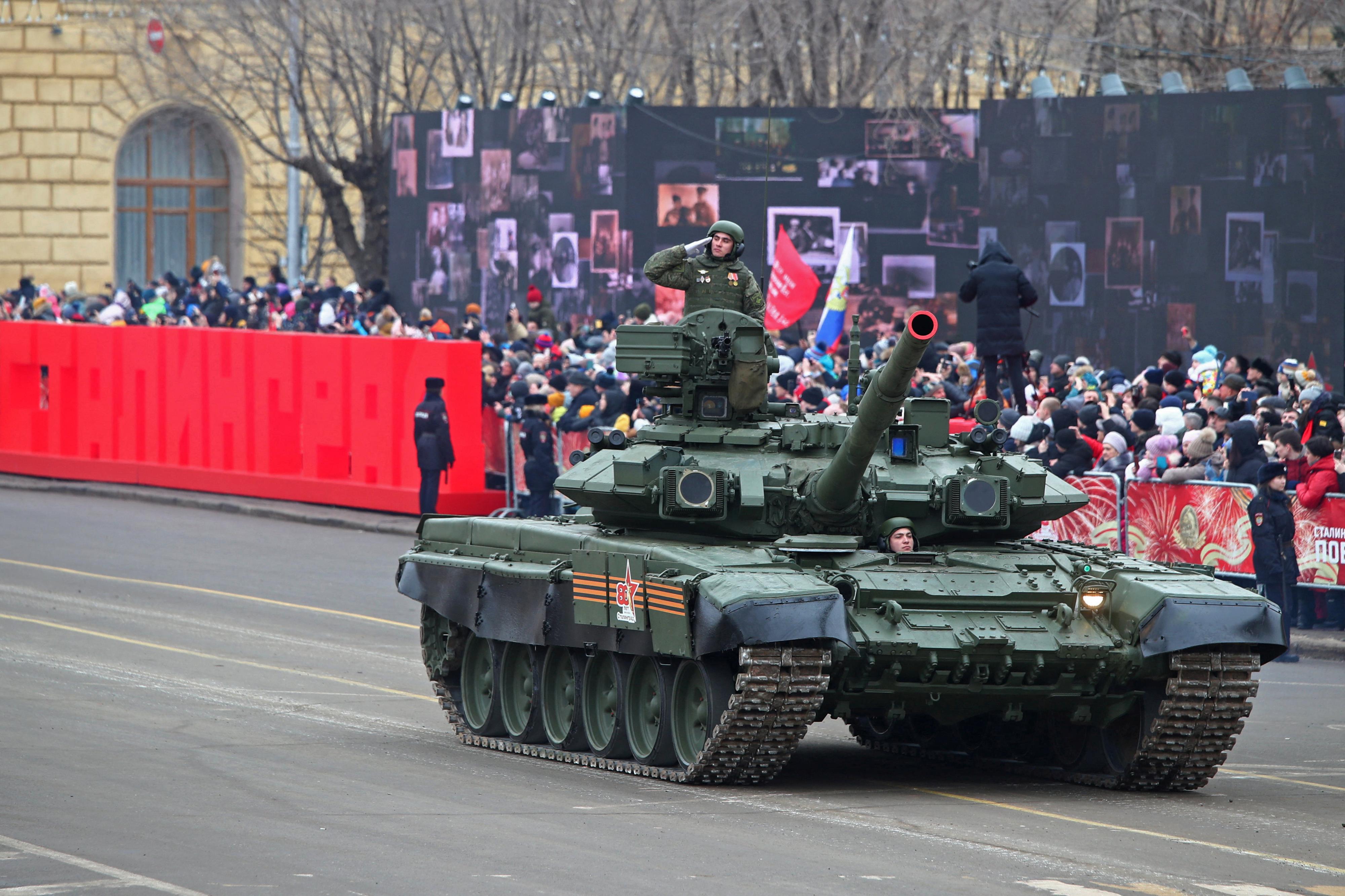 Un tank de l'armée russe participe à un défilé à Volgograd à l'occasion de la commémoration des 80 ans de la victoire soviétique sur l'Allemagne nazie à Stalingrad. [REUTERS - Kirill Braga]