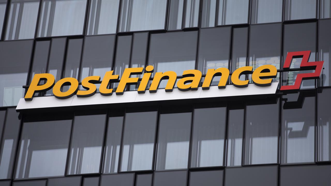 Le logo de PostFinance sur le bâtiment du siège à Berne. [KEYSTONE - Peter Klaunzer]