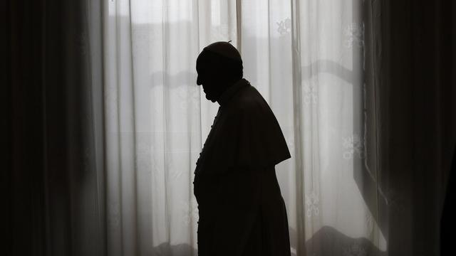 La silhouette du pape François au Vatican en octobre 2013. [Keystone/EPA - Max Rossi]