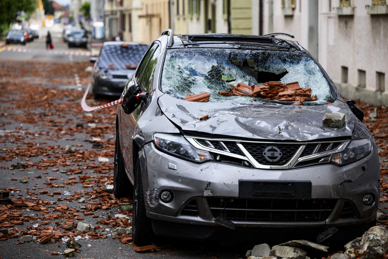 La Chaux-de-Fonds panse encore ses plaies, une semaine après la violente tempête. [KEYSTONE - JEAN-CHRISTOPHE BOTT]