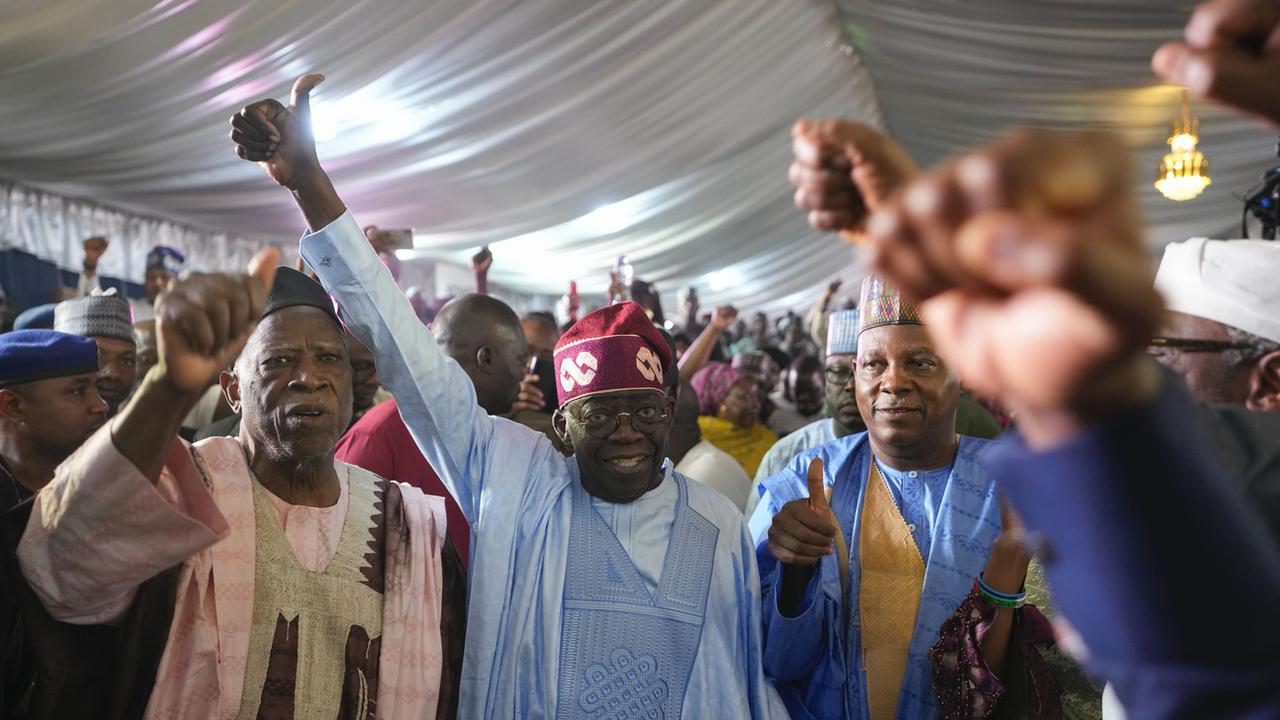 Bola Tinubu (au centre) a été élu président du Nigeria le 1er mars 2023. Il était candidat du parti au pouvoir. [Keystone - Ben Curtis]