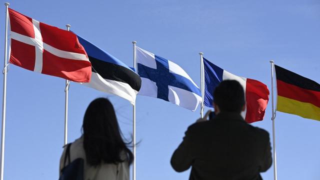 Le drapeau finlandais a pris sa place entre ceux de l'Estonie et de la France, suivant l'ordre alphabétique. [AFP - John Thys/Pool]