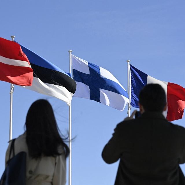 Le drapeau finlandais a pris sa place entre ceux de l'Estonie et de la France, suivant l'ordre alphabétique. [AFP - John Thys/Pool]