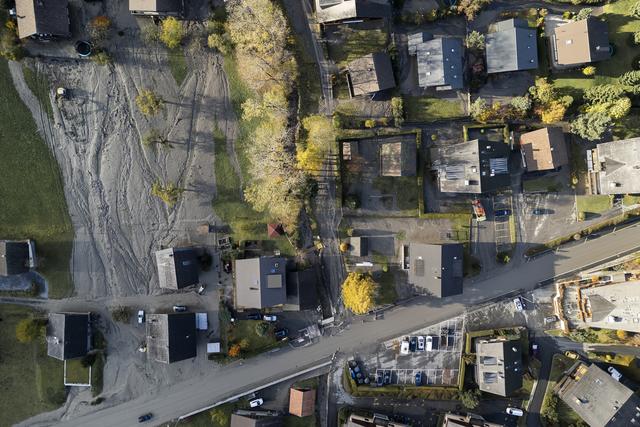 Il est conseillé aux visiteurs de ne pas se déplacer dans la région de Champéry pendant  ces prochains jours en raison des considérables travaux de déblayage. [keystone - Noemi Cinelli]