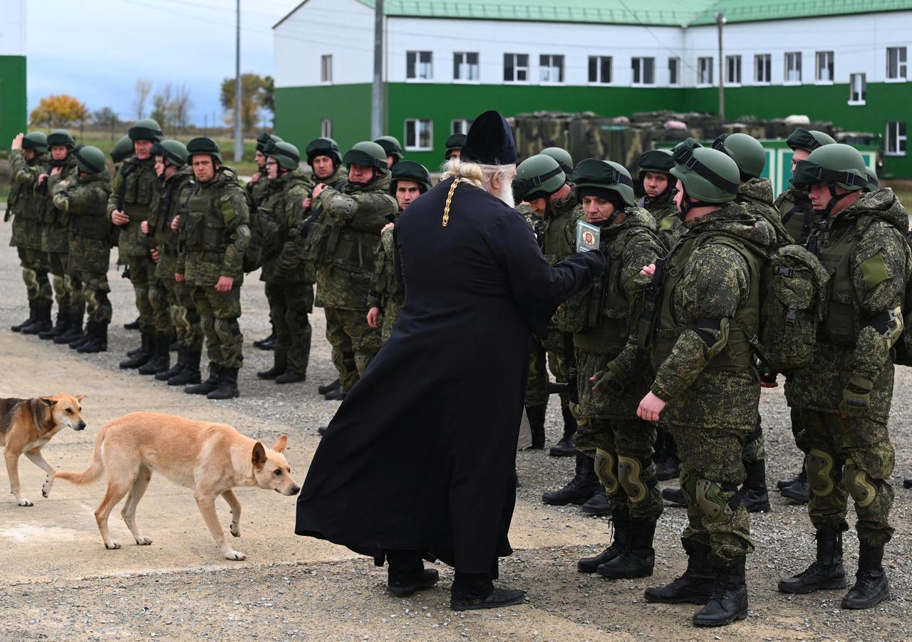 Un prêtre dirige une cérémonie pour des conscrits russes dans la région de Rostov, avant leur départ vers l'Ukraine, le 31 octobre 2022. [reuters - Sergey Pivovarov]