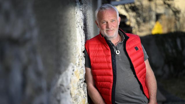 L'écrivain Marc Voltenauer pose à l'occasion de la sortie de son 5eme polar "Cendres Ardentes". [Keystone - Laurent Gillieron]