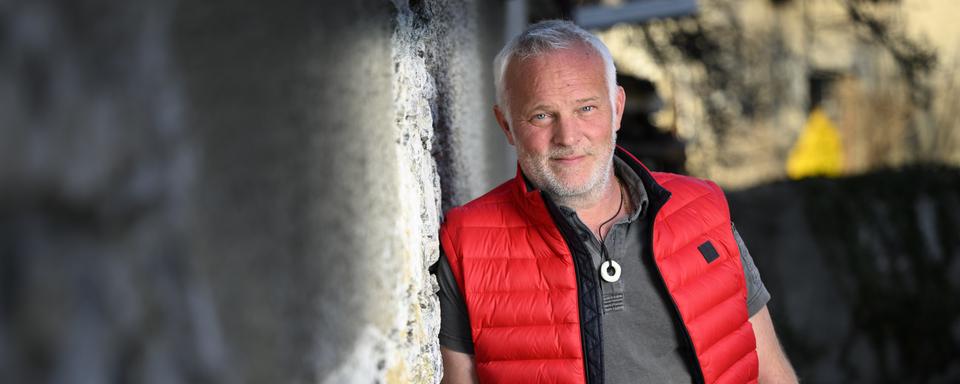 L'écrivain Marc Voltenauer pose à l'occasion de la sortie de son 5eme polar "Cendres Ardentes". [Keystone - Laurent Gillieron]