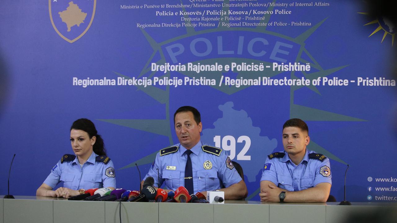 Le porte-parole de la police du Kosovo fait des déclarations concernant la détention de 3 policiers par les forces serbes sur le territoire du Kosovo lors d'une conférence de presse. [Erkin Keci]