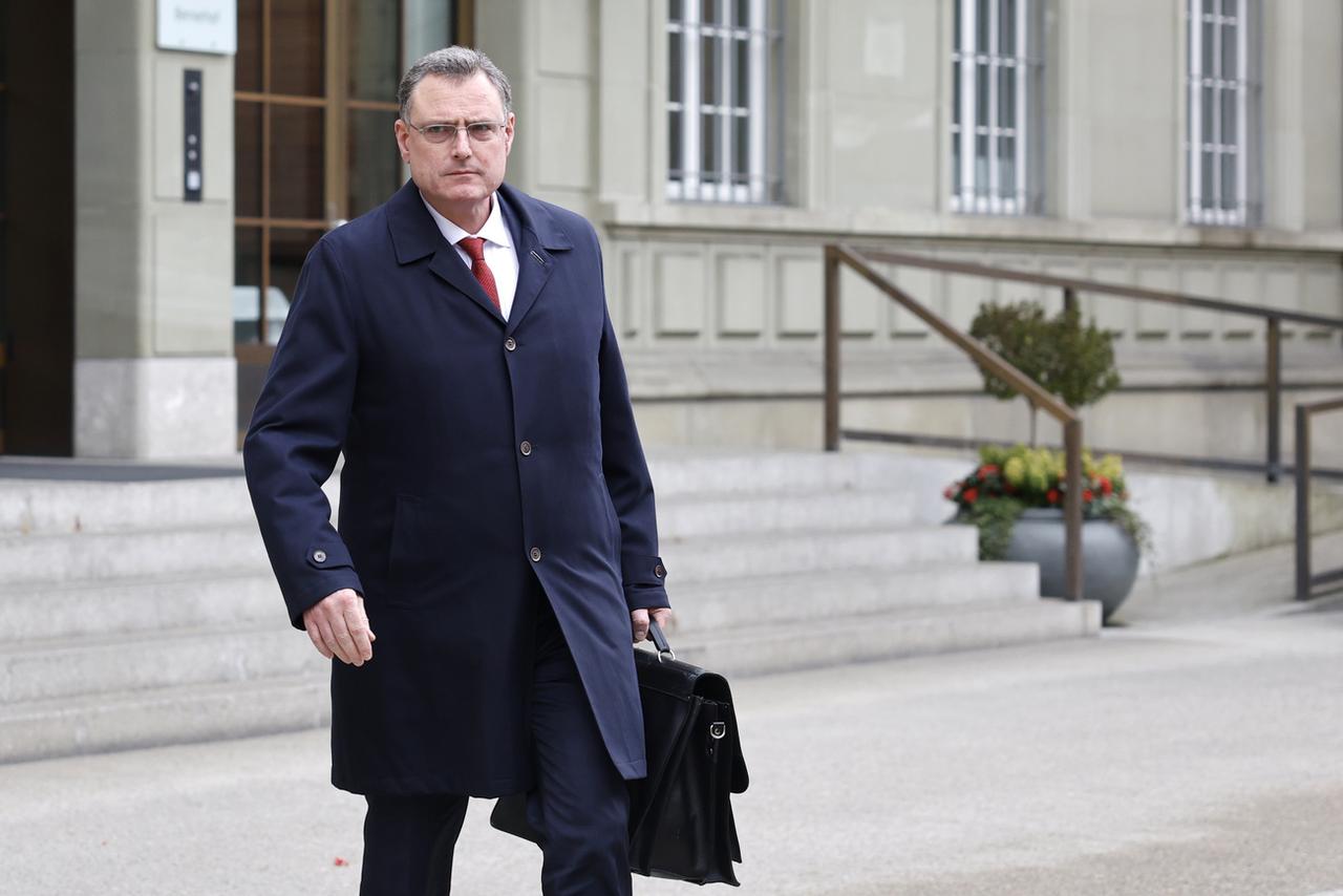 Thomas J. Jordan, président de la Banque nationale suisse, quitte le Bernerhof, siège du Département fédéral des finances, le 19 mars 2023 à Berne. [KEYSTONE - PETER KLAUNZER]