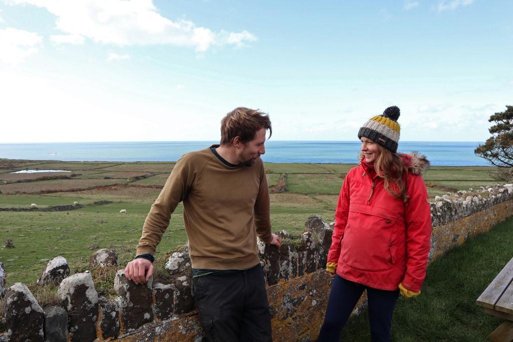 Mari Huws et Emyr Owen vivent à Ynys Enlli, une petite île au Pays de Galle. [afp - Laurie Churchman]
