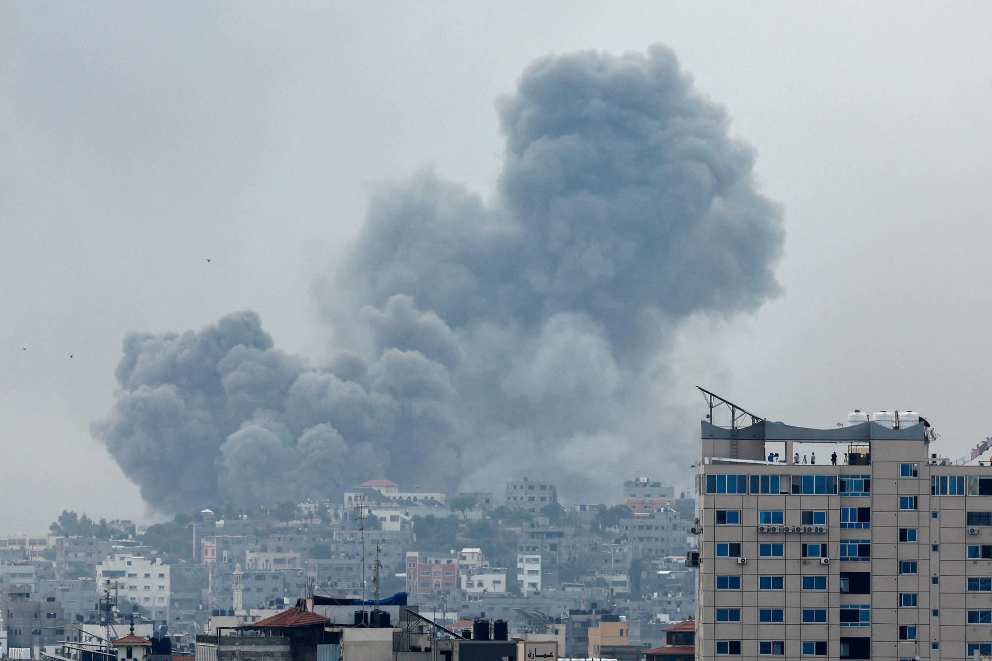 De la fumée visible après des bombardements israéliens sur Gaza le 9 octobre 2023. [reuters - Mohammed Salem]