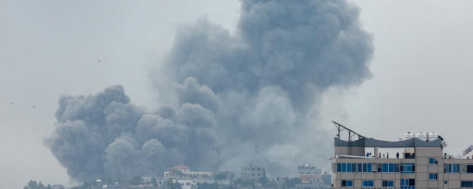 De la fumée visible après des bombardements israéliens sur Gaza le 9 octobre 2023. [reuters - Mohammed Salem]