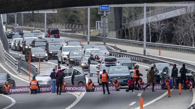 Des activistes du climat manifestent devant le portail nord du tunnel du Gothard sur l'A2 [KEYSTONE - Urs Flueeler]