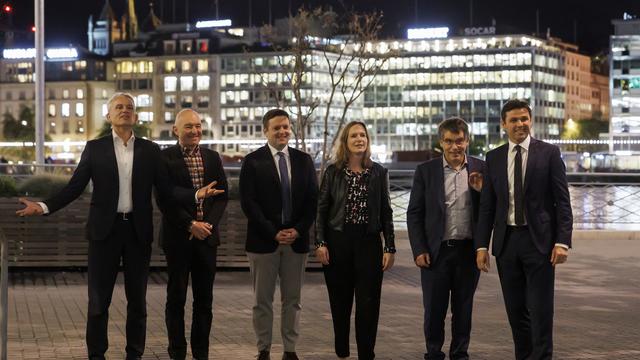 Les six candidats socialistes, de gauche droite: Beat Jans (BS), Daniel Jositsch (ZH), Jon Pult (GR), Evi Allemann (BE), Roger Nordmann (VD), et Matthias Aebischer (BE). Deux d'entre eux figureront sur le ticket présenté au Parlement. [Keystone - Salvatore Di Nolfi]