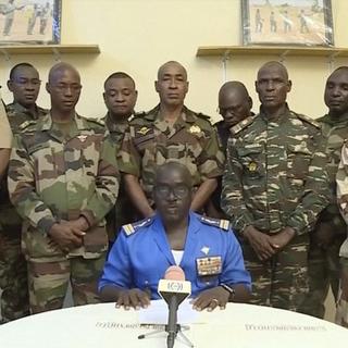 Le colonel Amadou Abdramane, entouré de neuf officiers et lisant un communiqué, a déclaré que les forces de défense et de sécurité avaient décidé de destituer le président nigérien Mohamed Bazoum. [ORTN via AP]