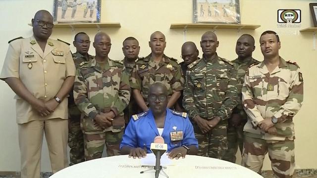 Le colonel Amadou Abdramane, entouré de neuf officiers et lisant un communiqué, a déclaré que les forces de défense et de sécurité avaient décidé de destituer le président nigérien Mohamed Bazoum. [ORTN via AP]