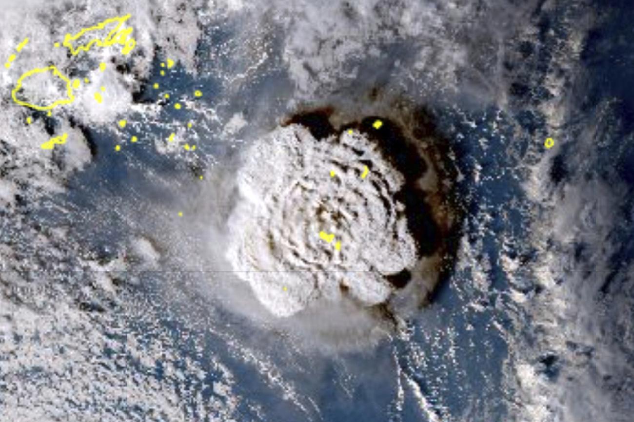 Une image satellite montre l'éruption du volcan Hunga Tonga le 15 janvier 2022. [Keystone - Agence météorologique du Japon via AP]