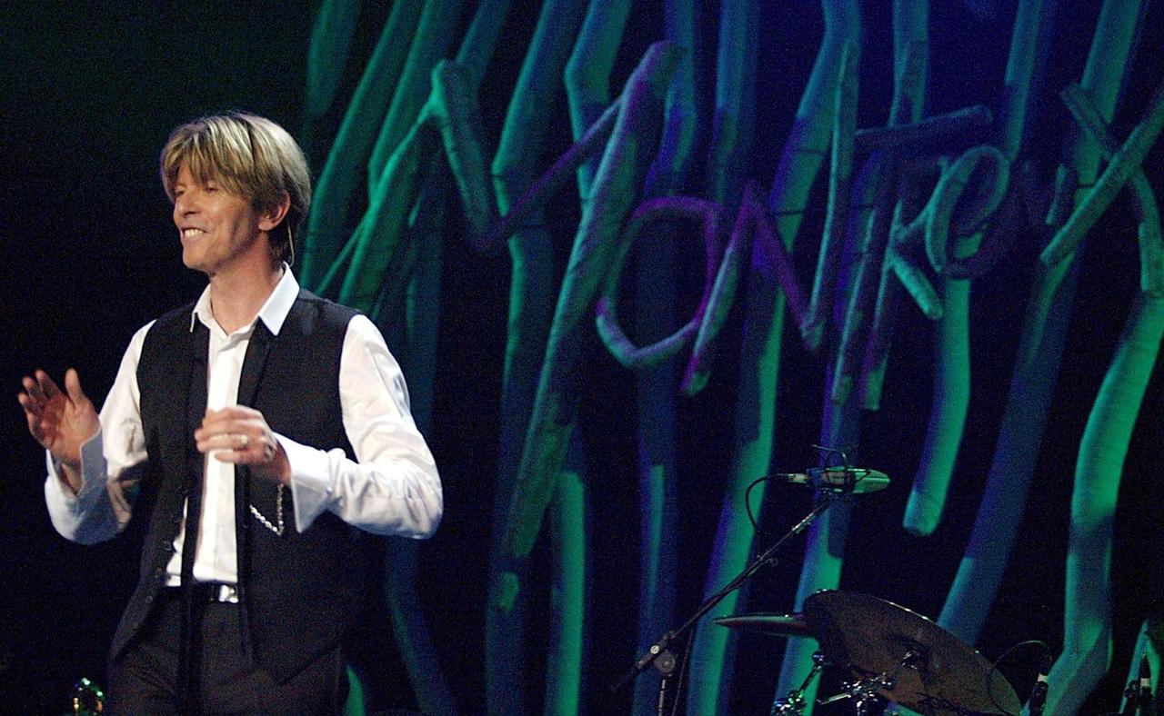 Le chanteur anglais David Bowie au Montreux Jazz Festival, le 18 juillet 2002. [KEYSTONE - Fabrice Coffrini]