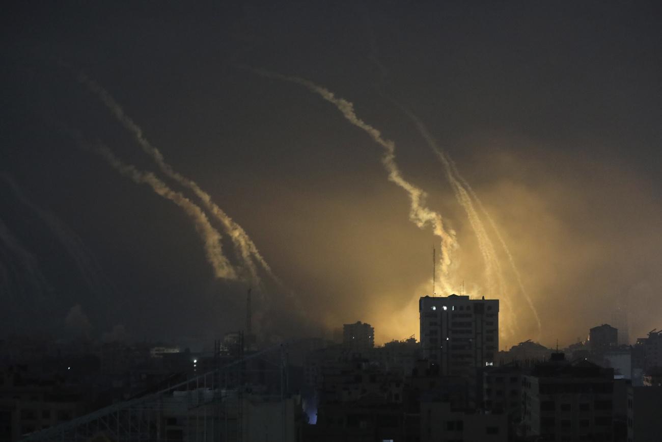Des explosions au nord de Gaza, ce samedi matin. [Keystone - AP Photo/Abed Khaled]