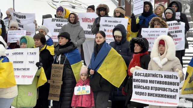 En Ukraine, toujours plus d’épouses réclament que leur mari quitte le front. [RTS - Maurine Mercier]