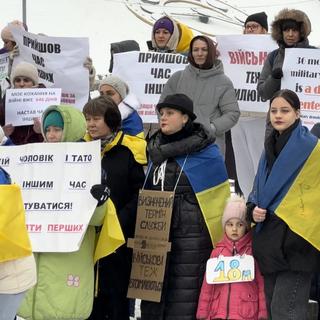 En Ukraine, toujours plus d’épouses réclament que leur mari quitte le front. [RTS - Maurine Mercier]