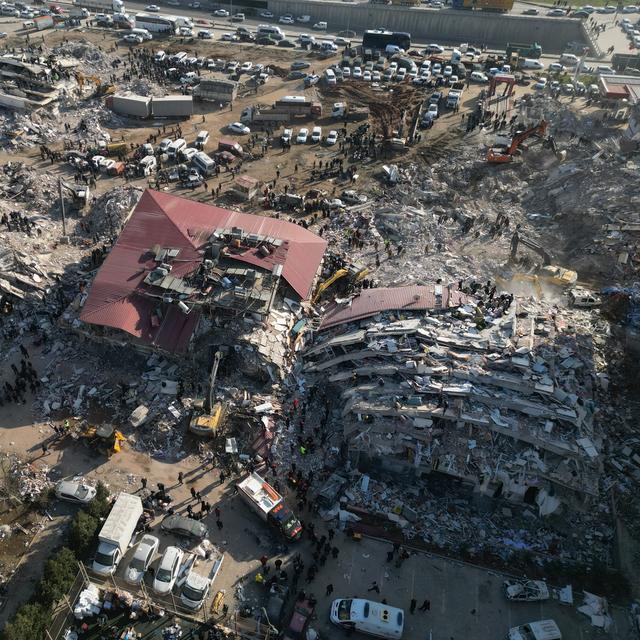 Les secours s'activent le 9 février 2023 parmi les décombres de bâtiments effondrés à la suite du séisme du 6 février à Kahramanmaras, dans le sud-est de la Turquie. [Keystone - EPA/ABIR SULTAN]