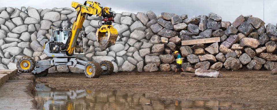 Un robot-pelleteuse de l'EPFZ construit tout seul des murs en pierre [ETH Zurich - Marc Schneider]